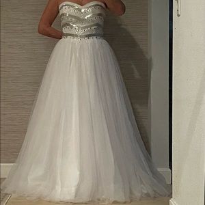 EUC-Strapless Ballgown Wedding/Quincenara